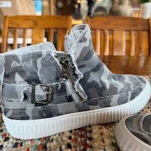 Blowfish Malibu Camo Sneakers slip on with zipper